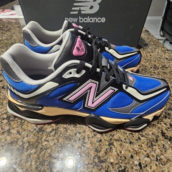 New Balance
9060 \
